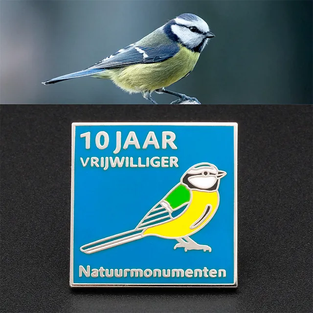 Natuurmonumenten 10 Jaar Jubileum Pins, Pimpelmees met tekst 10 Jaar Vrijwilliger